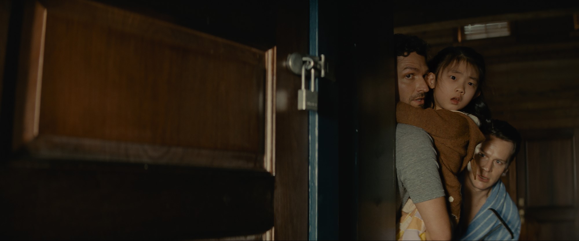 knock-at-the-cabin-first-look-at-new-m-night-shyamalan-thriller-trailer