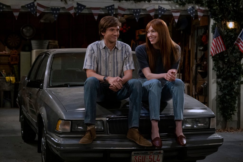 That ‘90s Show. (L to R) Topher Grace as Eric Forman, Laura Prepon as Donna Pinciotti in episode 101 of That ‘90s Show. Cr. Patrick Wymore/Netflix © 2022