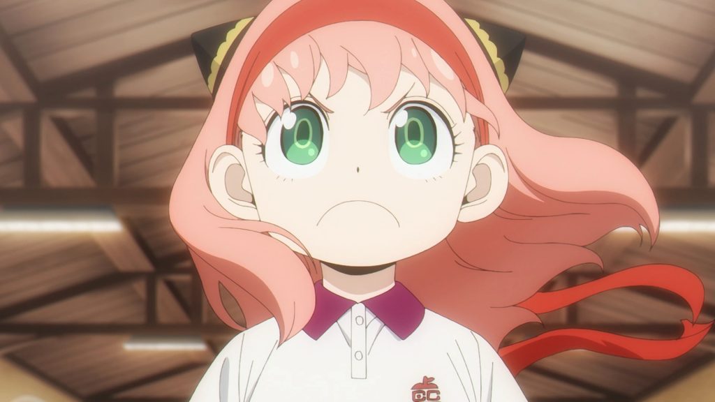 "Spy x Family" cours 1 anime screenshot showing Anya's determined face during the dodgeball match.