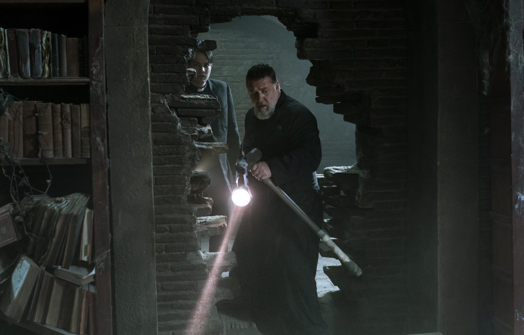 Father Esquibel (Daniel Zovatto) and Father Gabriele Amorth (Russell Crowe) in 'The Pope's Exorcist'