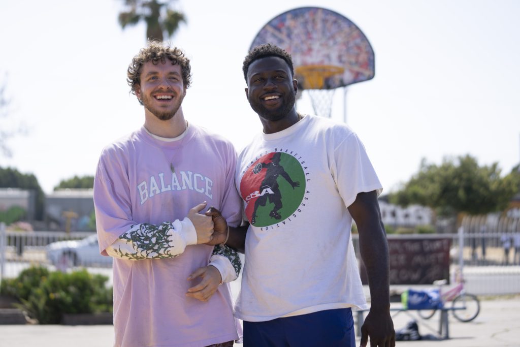 (L-R): Jack Harlow as Jeremy and Sinqua Walls as Kamal in 20th Century Studios' WHITE MEN CAN'T JUMP, exclusively on Hulu. Photo by Parrish Lewis. © 2023 20th Century Studios. All Rights Reserved.