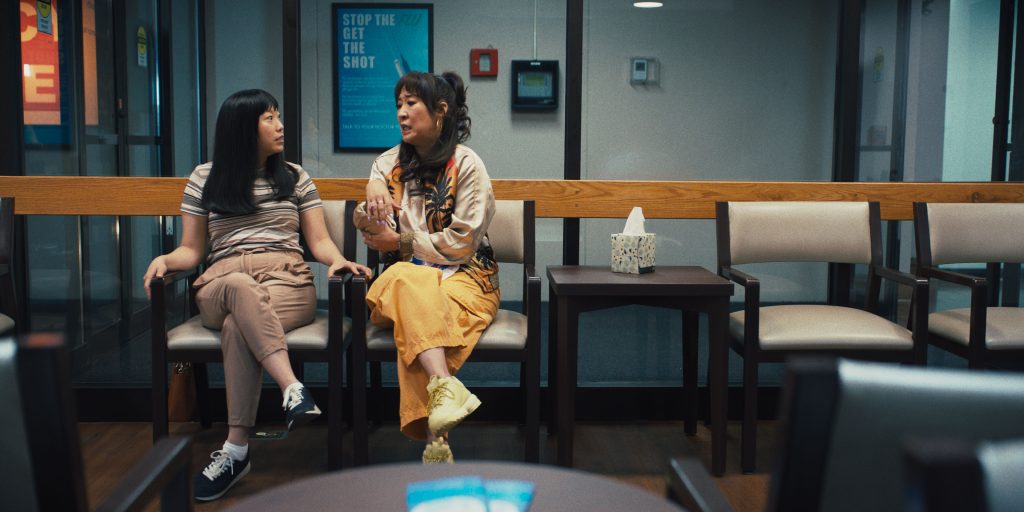 (L-R) Awkwafina as Anne Yum and Sandra Oh as Jenny Yum in 20th Century Studios' QUIZ LADY, exclusively on Hulu