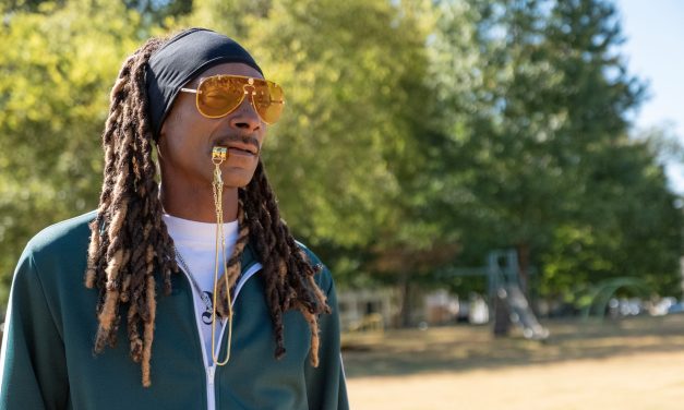 The Underdoggs: Snoop Dogg Coaches Pee-Wee Football In New Sports Comedy [Trailer]