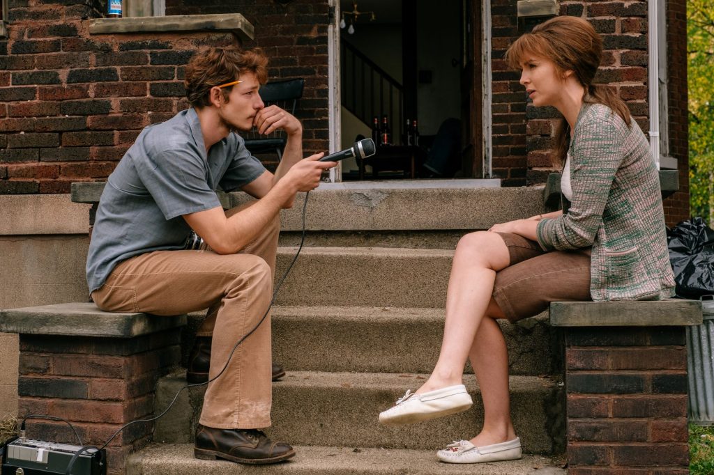 Danny (Mike Faist) interviews Kathy (Jodie Comer) in 'The Bikeriders' 